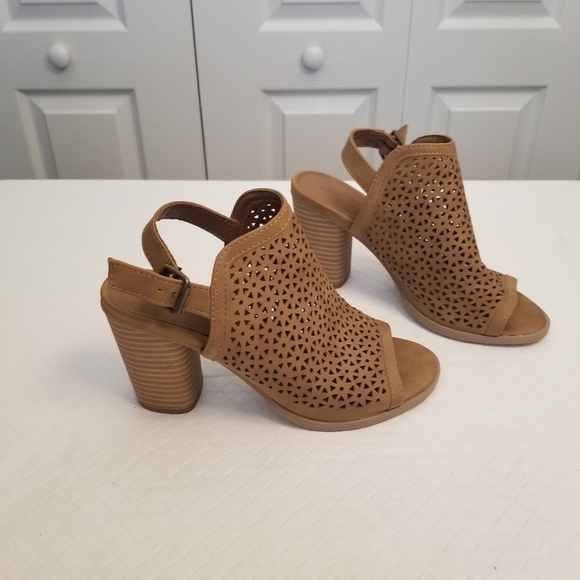 Universal Thread Cut-Out Slingback 3.5 Inch Wedge Women Size 7 - Picture 1 of 8